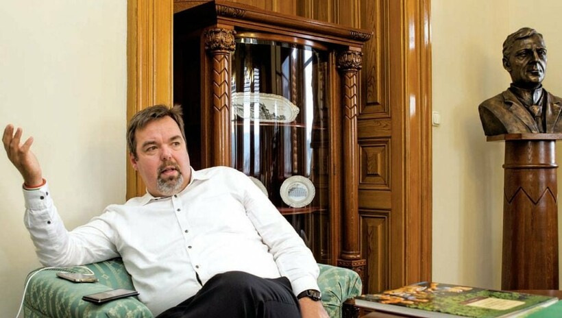 L. Simon László
